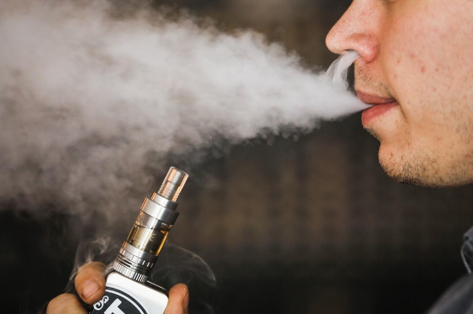 التطبيقات ذات الصلة مع السجائر الإلكترونية "Vaping" أصبحت محظورة من آبل