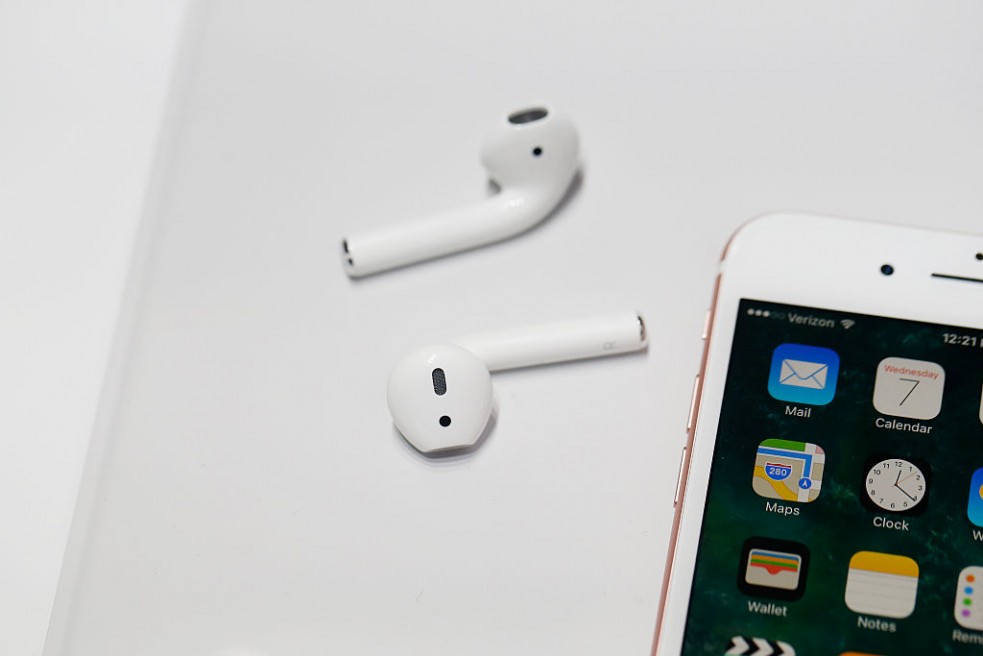 آبل في مشكلة مرة أخرى: سماعات Airpods تتلف سمع صبي يبلغ من العمر 12 عامًا بشكل دائم